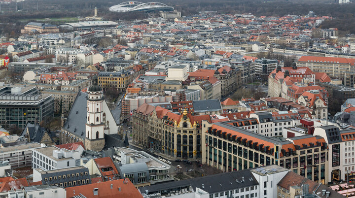 Innenstadt Leipzig mit Thomaskirche von Panorama Tower 2013 | © Tuxyso / Wikimedia Commons / CC BY-SA 3.0